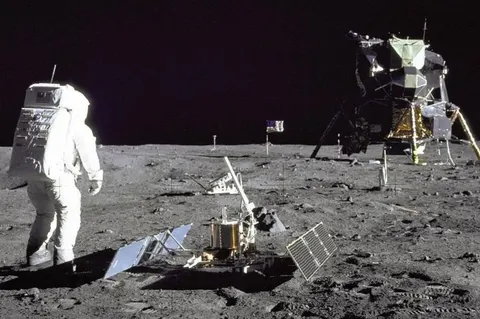 Три котушки з «Аполло-11»: як плівки NASA за $217 продали за $1,82 млн