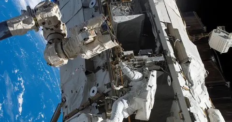 Астронавтка NASA зняла з МКС рідкісне пурпурове полярне сяйво над Киргизстаном