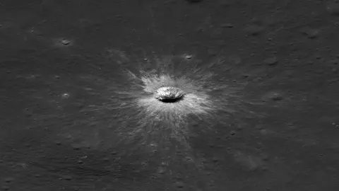 LRO виявив найбільший свіжий ударний кратер на Місяці