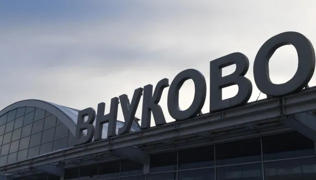 Російські аеропорти другу ніч поспіль зупиняють роботу через атаки БПЛА