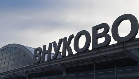 Російські аеропорти другу ніч поспіль зупиняють роботу через атаки БПЛА