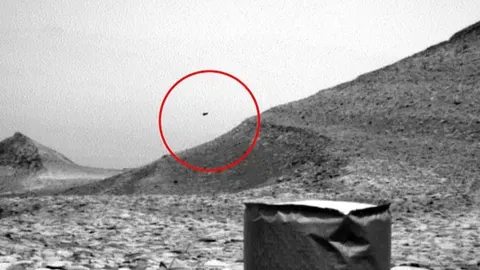 Марсохід Curiosity сфотографував темний об'єкт над схилом гори Еоліда