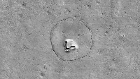 Mars Reconnaissance Orbiter показав на Марсі рельєф, схожий на ведмежу морду