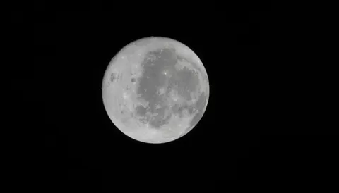 NASA показало кратер від удару Falcon 9 об Місяць