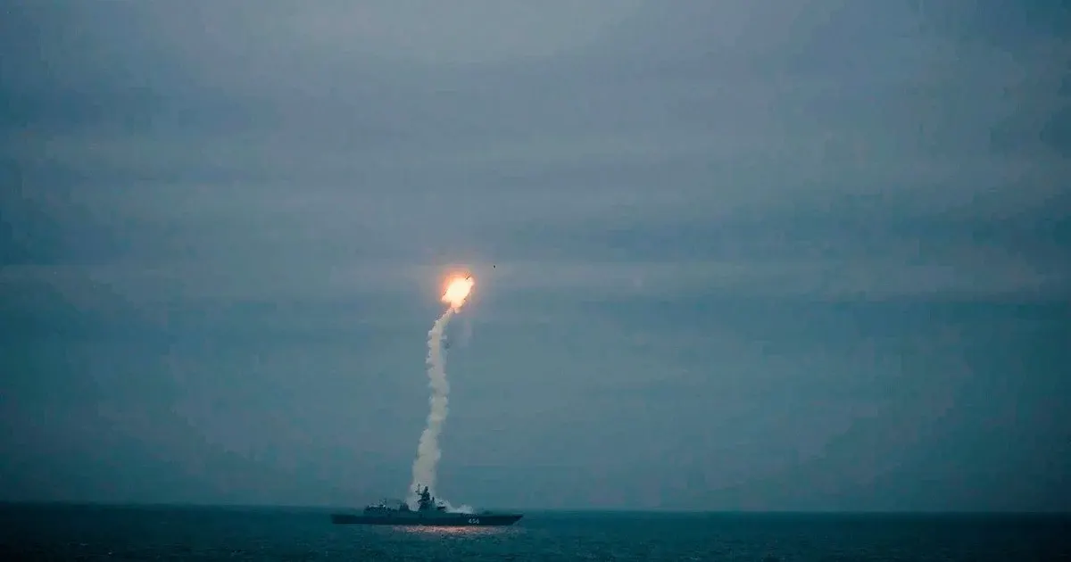 Данський гелікоптер під обстрілом російського фрегата: супутники виявили два невідомі кораблі