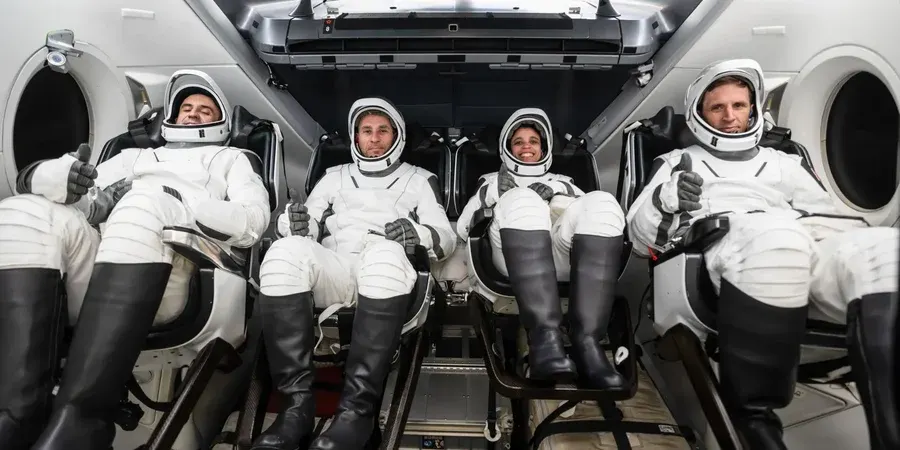 NASA відклала Crew-13: витік окисника у Dragon