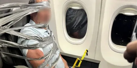 Буйного пасажира примотали скотчем до сидіння у літаку American Airlines