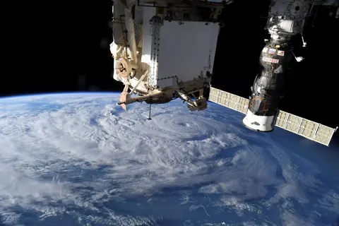 NASA замовила SpaceX зведення МКС з орбіти: подробиці