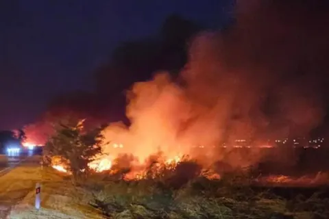 Пожежа біля Анапи триває майже добу: вогонь видно з космосу