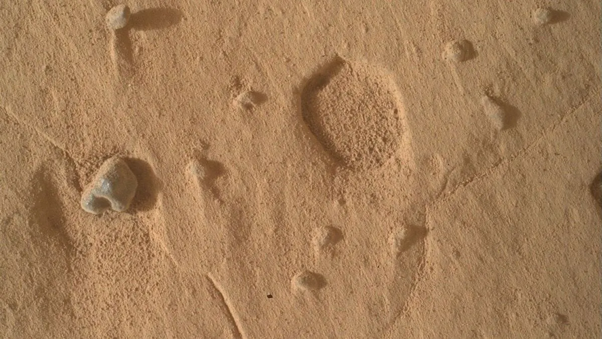Curiosity знайшов на Марсі отвори, яких не може пояснити